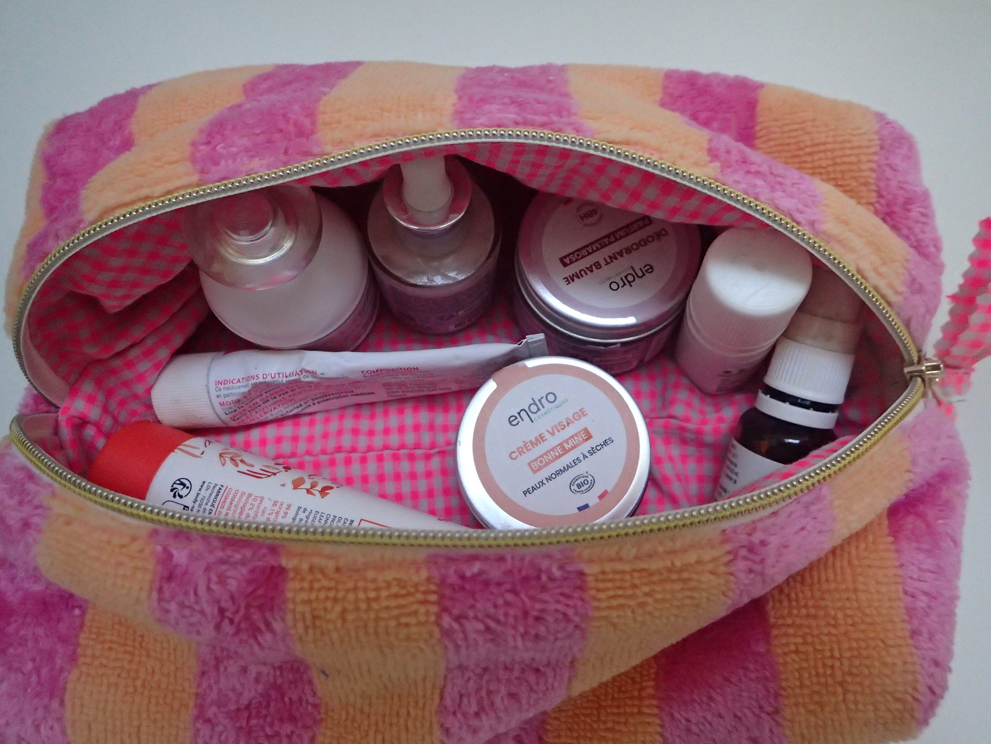 Trousse de toilette en éponge de bambou Rose et Melon – vue lifestyle salle de bain